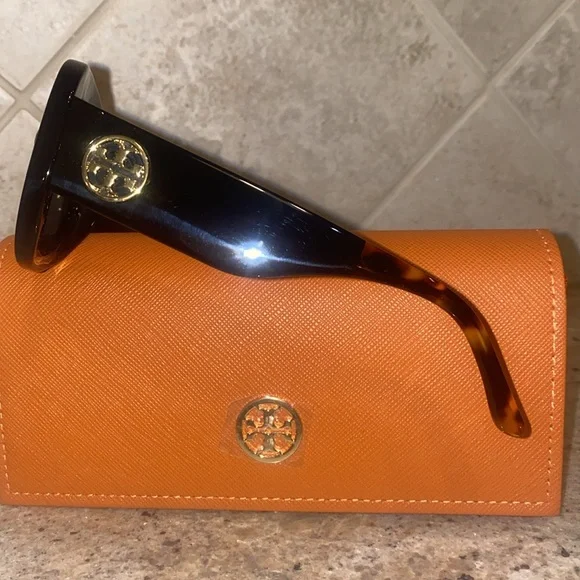 TORY BURCH NEW SUNGLASSES, CASE AND POUCH display picture 2
